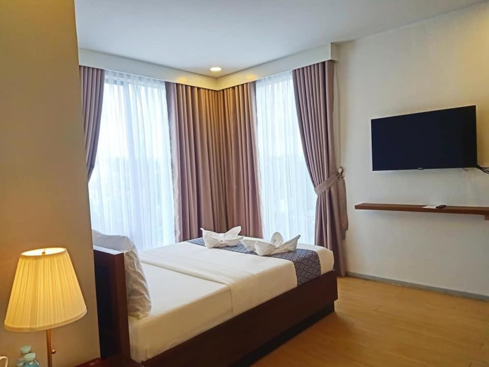 Inncity Hotel Калбайог Экстерьер фото